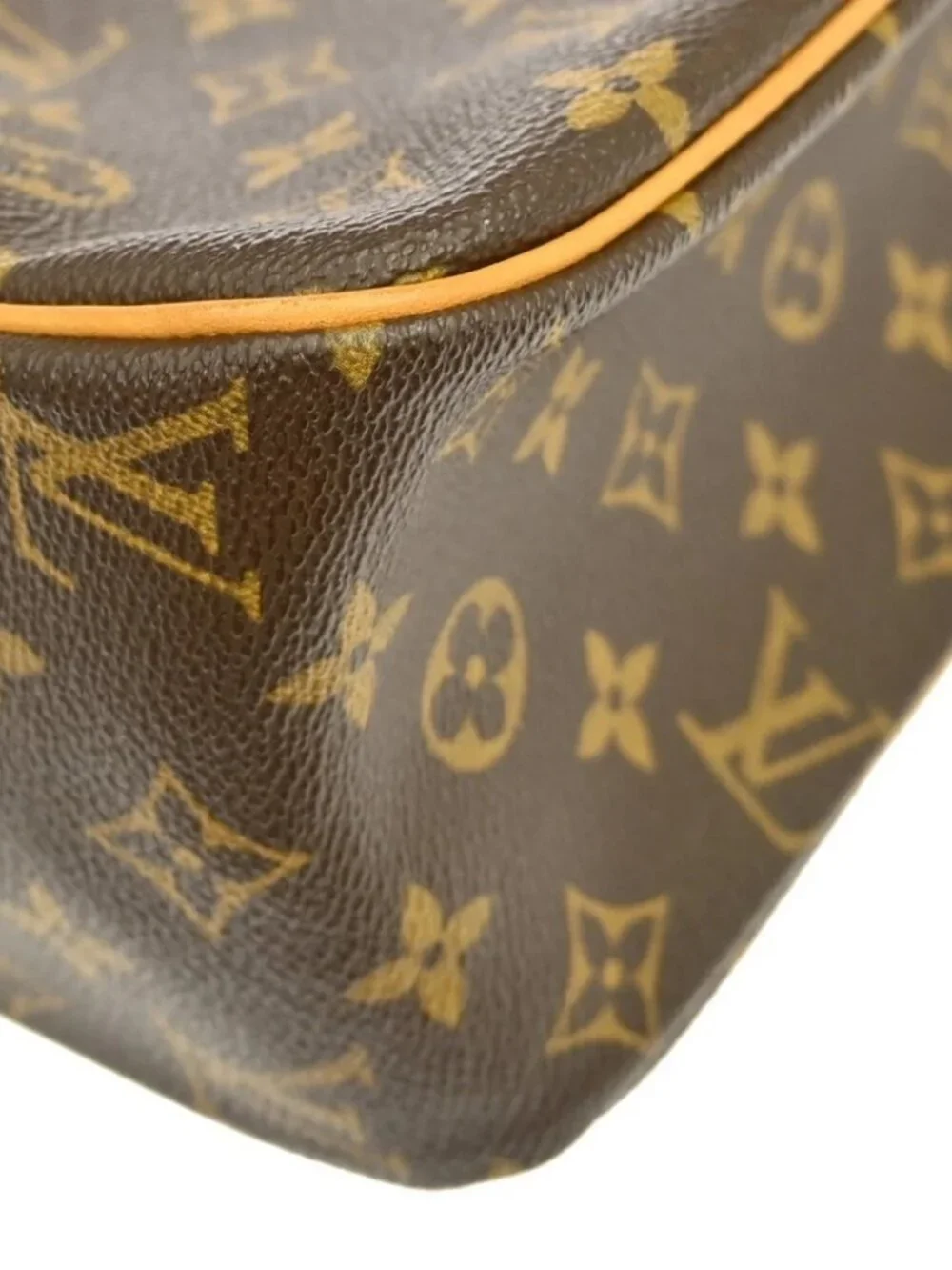 Louis Vuitton outside 	ab